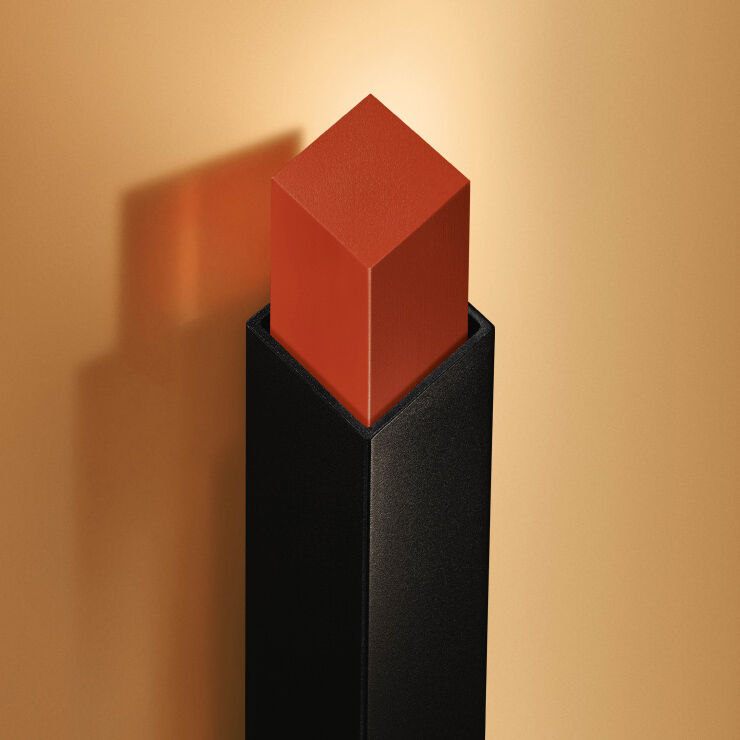 Nahaufnahme korallenfarbener Lippen mit quadratischer Lippenstiftspitze.