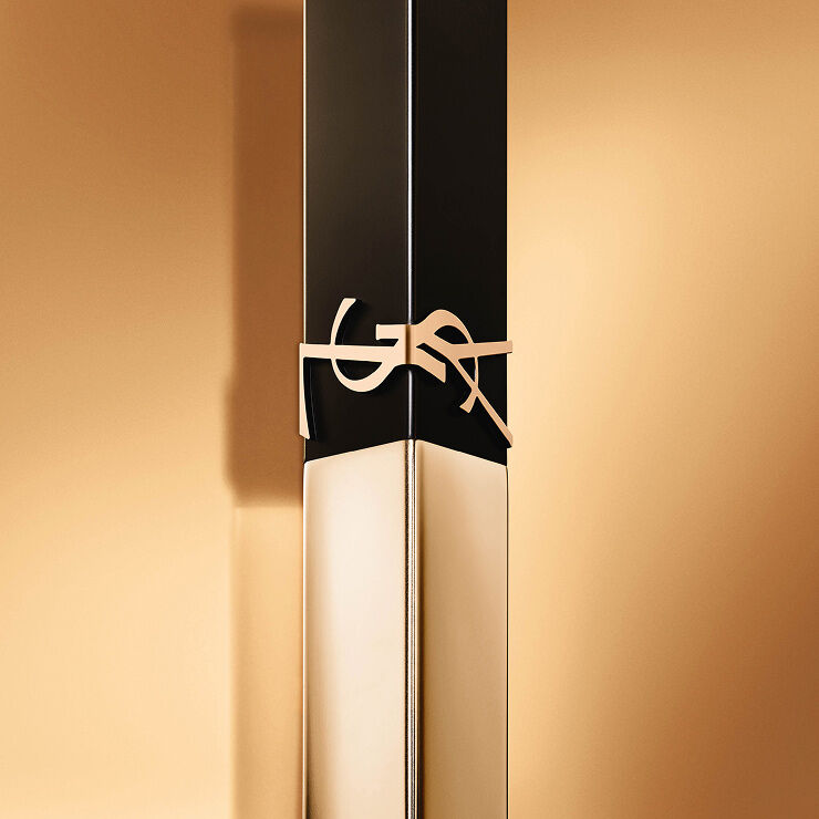 Quadratische Lippenstiftmine in Terrakotta in mattschwarzer Hülse.